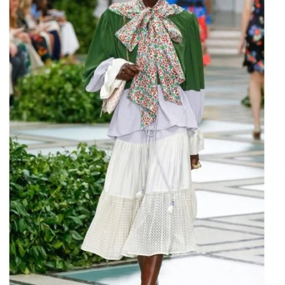 BNWT Tory Burch Runway Printed Bow Blouse in Legacy Paisley size 4 - Picture 2 of 5